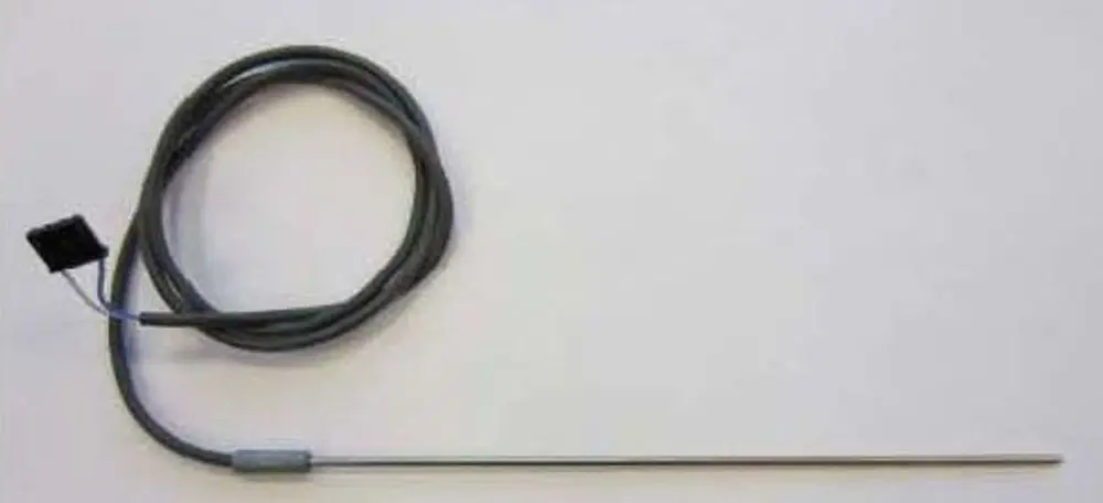Temperaturfühler von Remeha mit einem langen, schmalen Metallsondenteil und einem Kabel, das an einen Stecker angeschlossen ist.